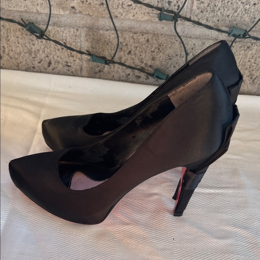 Paris Hilton Black and Red Heels - Picture 7 of 9